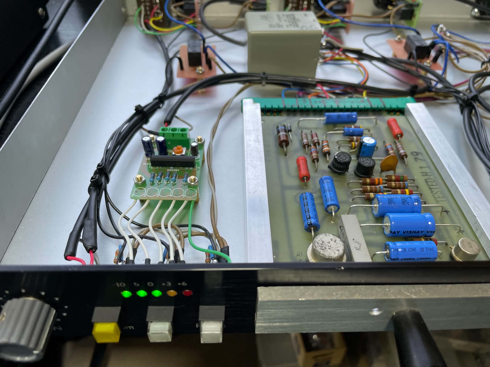 ヴィンテージ機材にLEDレベルメーターを増設した内部