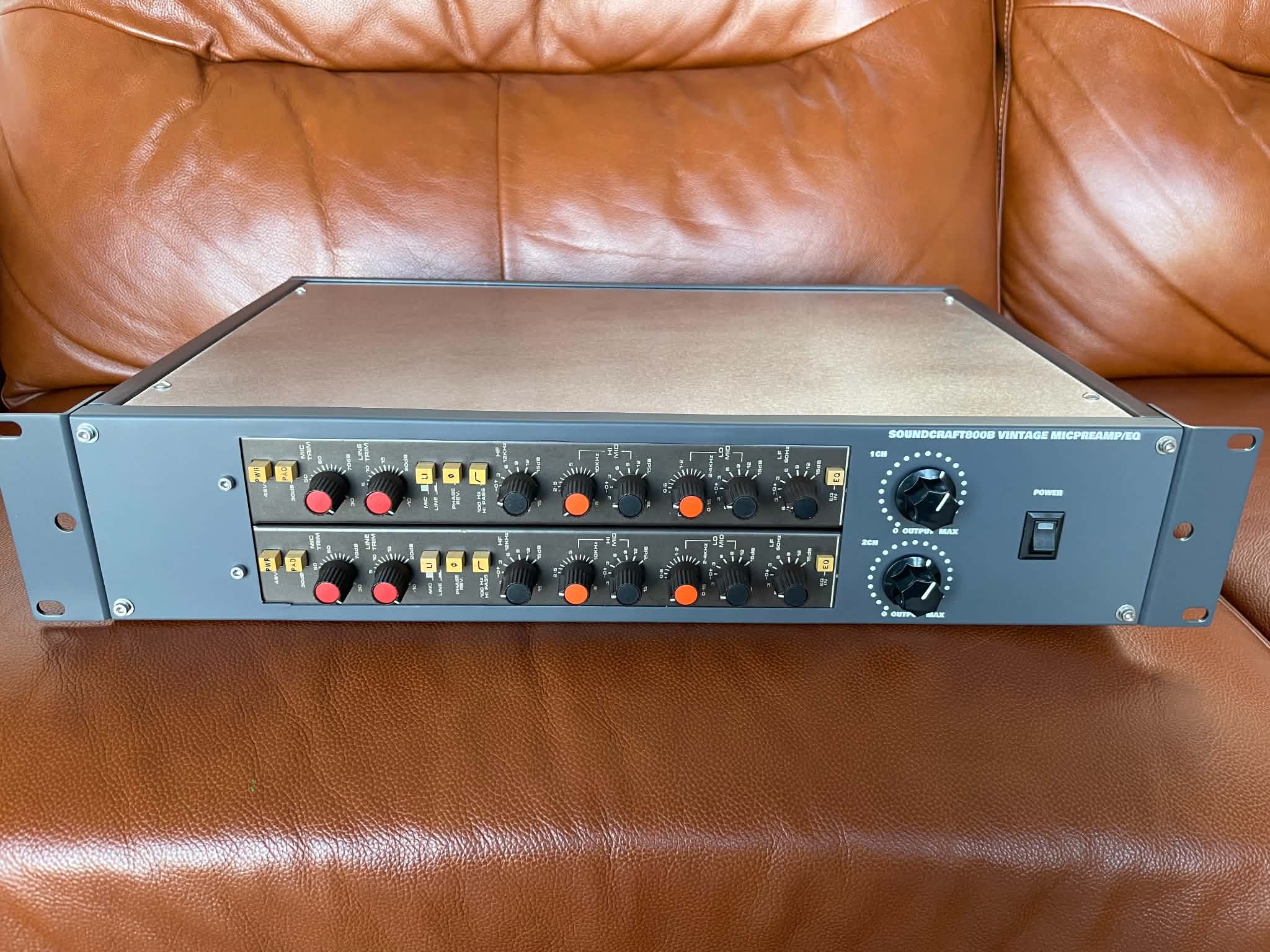 SOUNDCRAFT 800B のマイクプリ／EQ を 2U ラックにまとめた機材